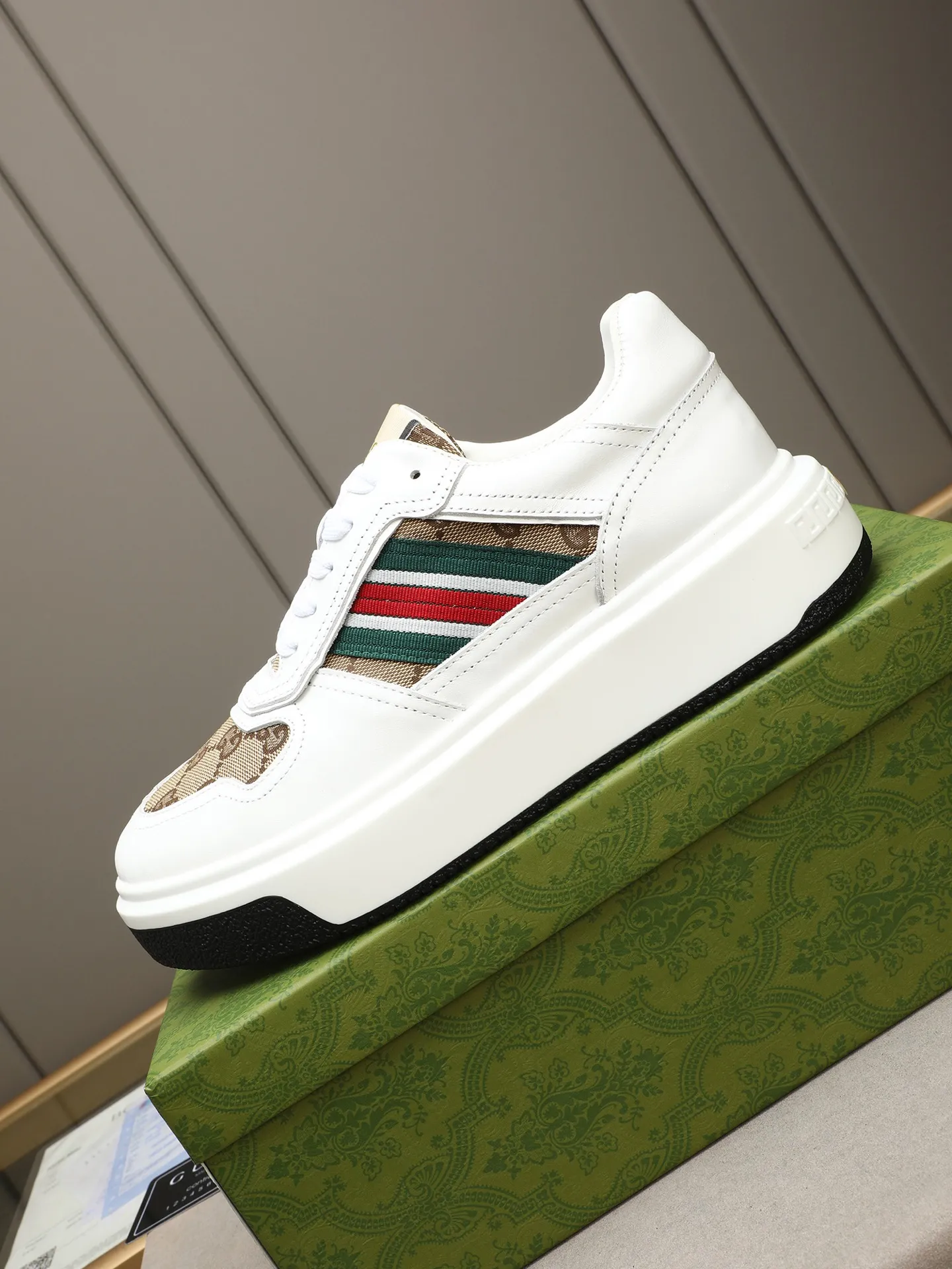 Men's shoes 💰480 New men's shoes GUCCI Fashion trend Made of first-layer calfskin ➕ washed sheep lining! The foot feels super comfortable and the workmanship is impeccable. Foam ultra-light outsole, size: 38-44 (45 customized) 3 colors to choose from!